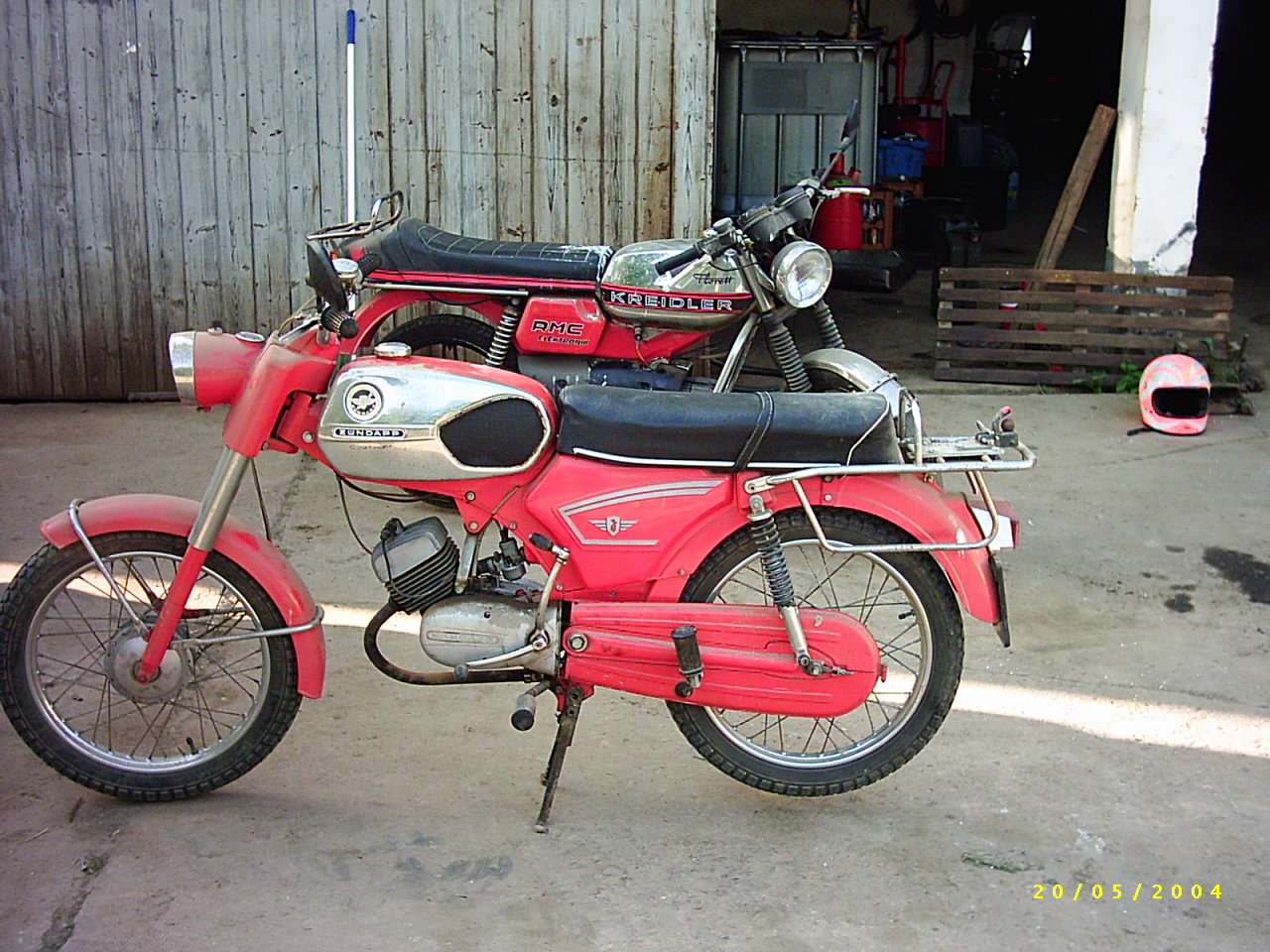 
Rotes Zündapp Mokick
